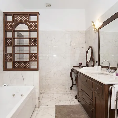 Visconti Holiday House, Luxury With Jacuzzi Vakantiehuis *