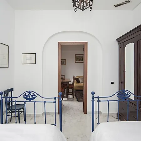 Visconti Holiday House, Luxury With Jacuzzi Vakantiehuis *
